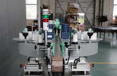 錐度瓶雙面貼標機