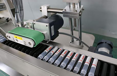 臥式小膠水瓶貼標(biāo)機