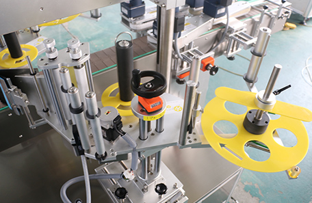 扁瓶不干膠雙面貼標機