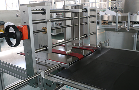 紙類(lèi)分頁(yè)貼標(biāo)機(jī)