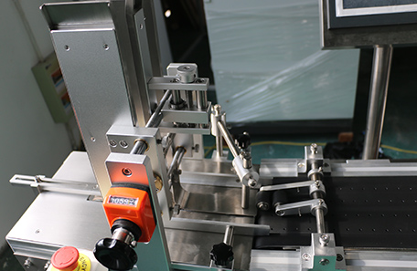 雙工位分頁打印貼標(biāo)機(jī)