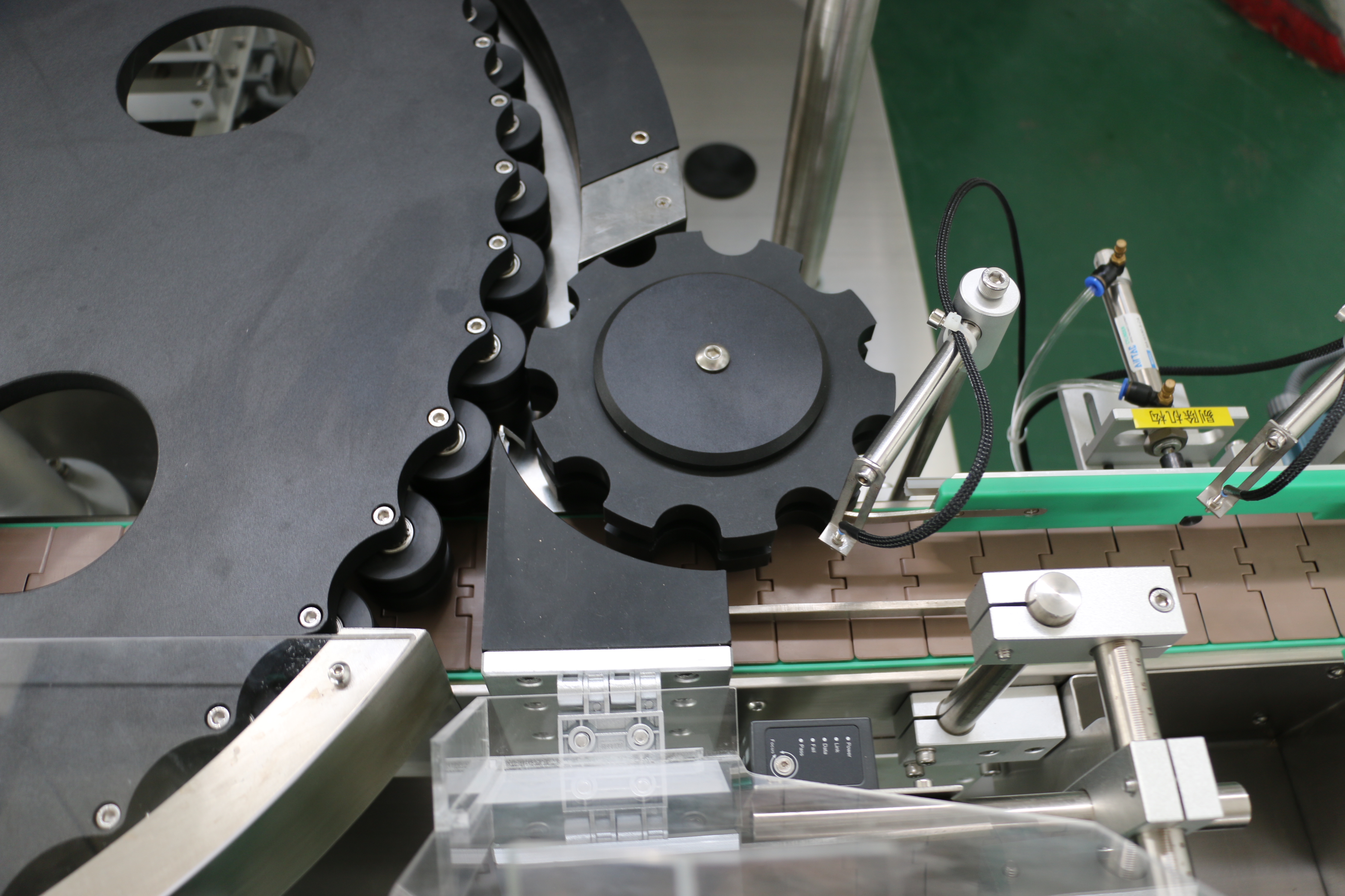 高速回轉圓瓶不干膠貼標機