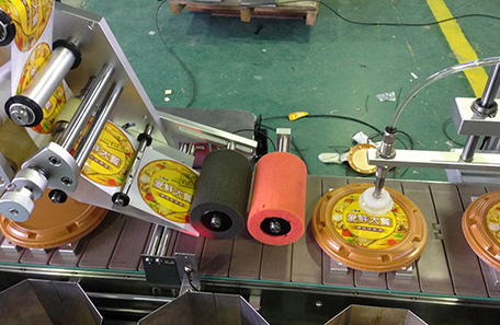 自動上下料貼標機