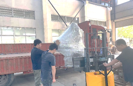 某國際知名高端美妝品牌定制模具雙標站平面貼標機